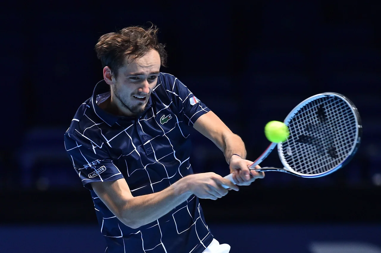 Fotografija: Danil Medvedjev se je z drugo zmago zagotovil mesto v polfinalu zaključnega turnirja v Londonu. FOTO: Glyn Kirk/AFP