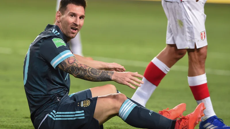 Fotografija: Najboljši nogometaš na svetu Lionel Messi nima miru pred nikomur, novinarji, kritiki, španskimi oblastmi ... FOTO: Ernesto Benavides/AFP