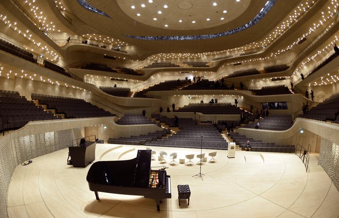 Osrednji in najpomembnejši del filharmonije je velika koncertna dvorana, ki tehta 12.500 ton in sprejme okoli 2100 obiskovalcev. FOTO: Fabian Bimmer/Reuters