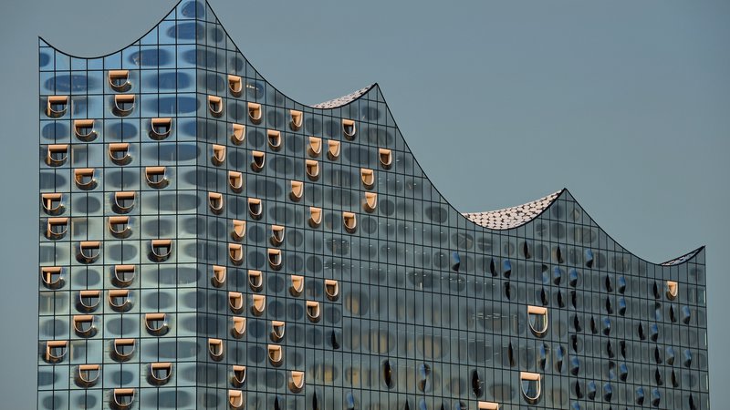 Fotografija: Arhitekta iz biroja Herzog & de Meuron sta želela ustvariti svojevrsten učinek med monolitno staro stavbo opečnatega skladišča in njeno nadgradnjo, ki predstavlja šotor ali nebesni stekleni plašč z nesimetrično pokritimi in odkritimi okenskimi odprtinami. FOTO: Fabian Bimmer/Reuters