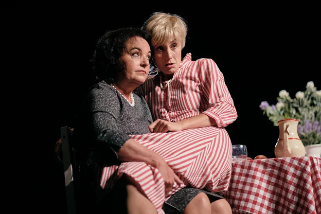 Mojca Partljič in Anja Drnovšek v predstavi<em> </em><em>Točno opoldne</em>, ki si jo bo mogoče danes zvečer ogledati prek spleta. FOTO: Ksaver Šinkar