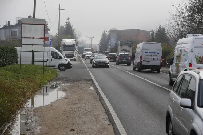 Slab kilometer dvopasovnice proti Medvodam so obnovili letos spomladi. Foto Leon Vidic