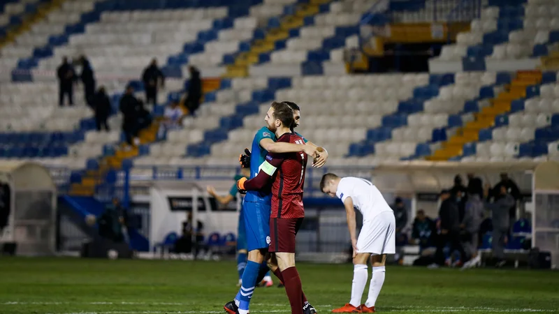 Fotografija: Tudi Miha Mevlja in Jan Oblak sta se veselo objela po tekmi v Atenah. FOTO: Alkis Konstantinidis/AFP