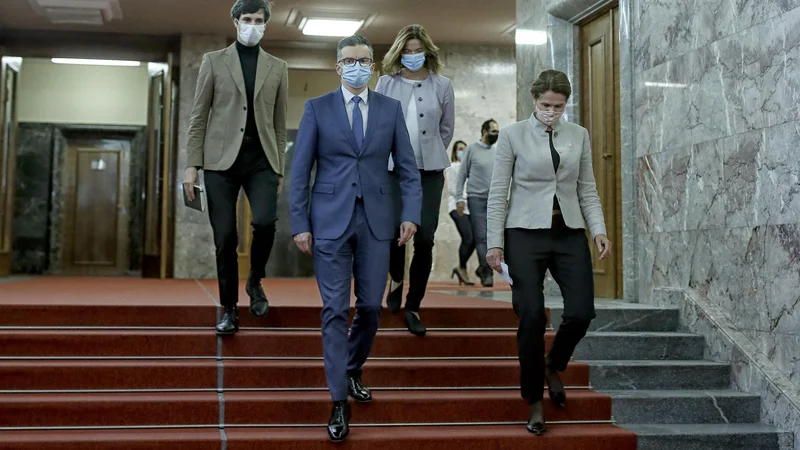 Fotografija: Po mnenju opozicijskih LMŠ, SD, Levice in SAB so Janševa stališča »v nasprotju s strateškimi usmeritvami zunanje politike in poslabšujejo ugled Slovenije«. FOTO: Blaž Samec/Delo
