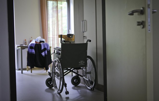 Okužbe se pospešeno šririjo v domovih za upokojence. FOTO:  Jože Suhadolnik/Delo
