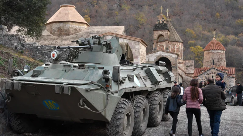 Fotografija: Ruski mirovniški tank v regiji, ki bo pripadla Azerbajdžanu. FOTO: Karen Minasyan/AFP