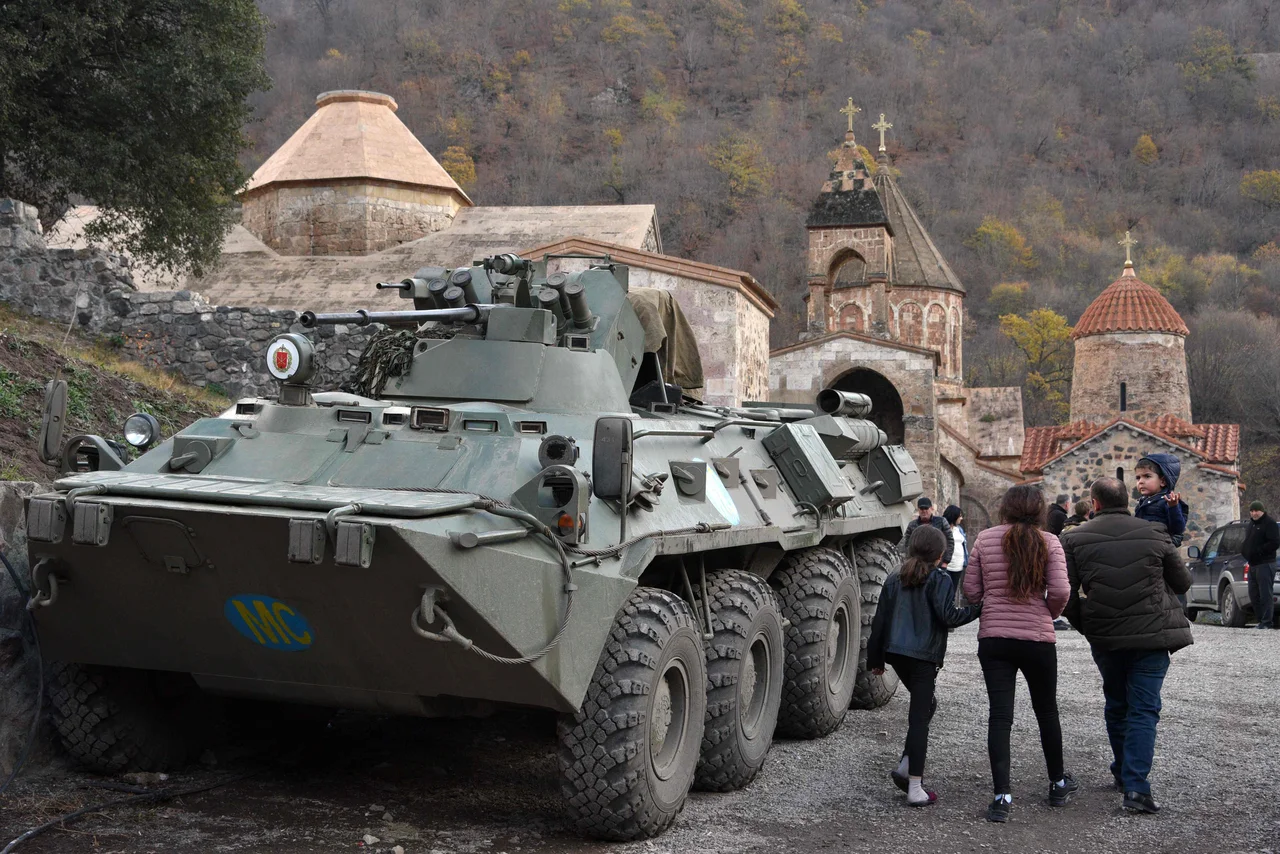 Fotografija: Ruski mirovniški tank v regiji, ki bo pripadla Azerbajdžanu. FOTO: Karen Minasyan/AFP