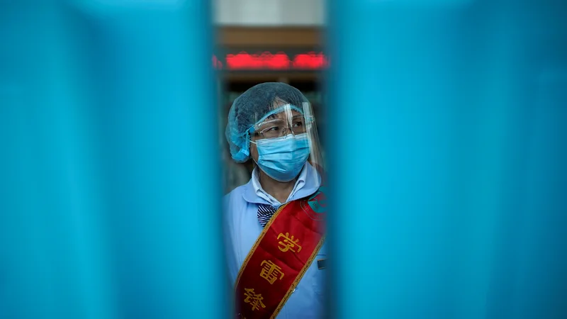 Fotografija: Prav zaradi mučnega spoznanja, da je to zelo neprijeten sovražnik, je jasno, zakaj bi bilo nujno treba ugotoviti, od kod je prišel virus.
FOTO: Aly Song/Reuters