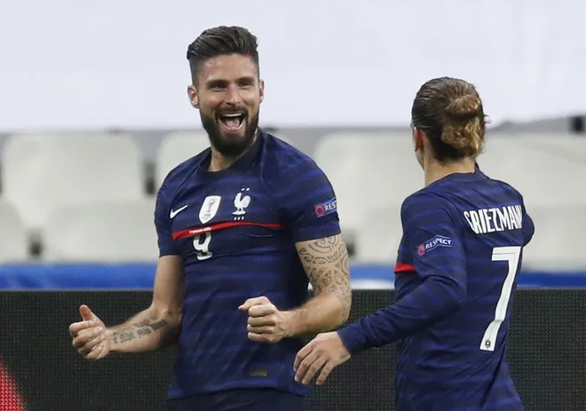 Olivier Giroud (levo) in Antoine Griezmann sta med odsotnostjo poškodovanega Kyliana Mbappeja nosila pomembno breme v francoski reprezentanci. FOTO: Gonzalo Fuentes Reuters