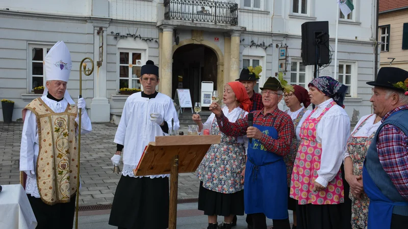Fotografija: Prizore, kot je ta z lanskega ljutomerskega martinovanja, ko so krstili mošt, sneli klopotec, kuhali kislo juho in se veselili, smo letos zaradi epidemioloških omejtiev lahko videli le na fotografijah. FOTO: Oste Bakal