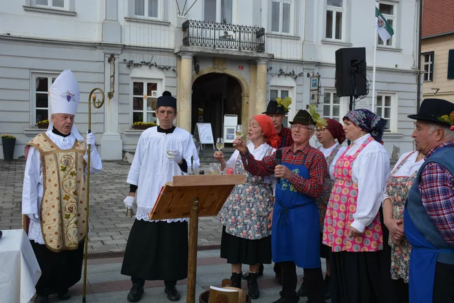 Prizore, kot je ta z lanskega ljutomerskega martinovanja, ko so krstili mošt, sneli klopotec, kuhali kislo juho in se veselili, smo letos zaradi epidemioloških omejtiev lahko videli le na fotografijah. FOTO: Oste Bakal