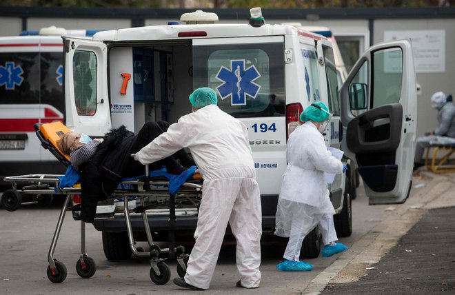 Prevoz okuženega bolnika v bolnišnico v Skopju. FOTO: Robert Atanasovski/AFP