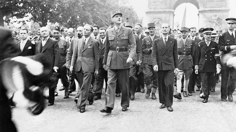 Fotografija: Ker je bil Charles de Gaulle visok kar 196 centimetrov, je bil že vizualno dominanten. Fotografija je iz trenutka njegovega največjega triumfa, ko je v generalski uniformi avgusta 1944 zakorakal po osvobojenem Parizu. FOTO: Dokumentacija Dela