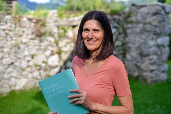 Tina Markun pred pospravljanjem odsvetuje kakršenkoli nakup: »Najprej uporabimo tisto, kar že imamo. Tudi razne škatle in posode za pregledno shranjevanje običajno najdemo doma.«