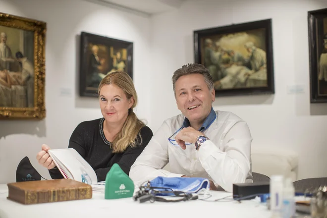 Kirurga Uroša Ahčana in njegovo ženo Jernejo, pediatrinjo, na kliniki spremljajo tudi umetniška dela z motivi, povezanimi z njunim poklicem. FOTO: Jure Eržen
