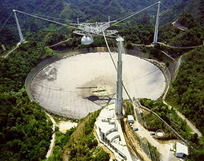 Gradnjo teleskopa Arecibo so končali leta 1963. FOTO: NAIC/AFP