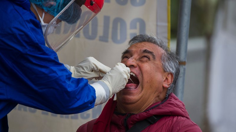 Fotografija: Zdravstveni delavec med jemanjem brisa v Mexio Cityju FOTO: Claudio Cruz/AFP