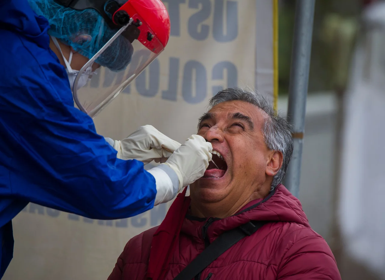 Fotografija: Zdravstveni delavec med jemanjem brisa v Mexio Cityju FOTO: Claudio Cruz/AFP