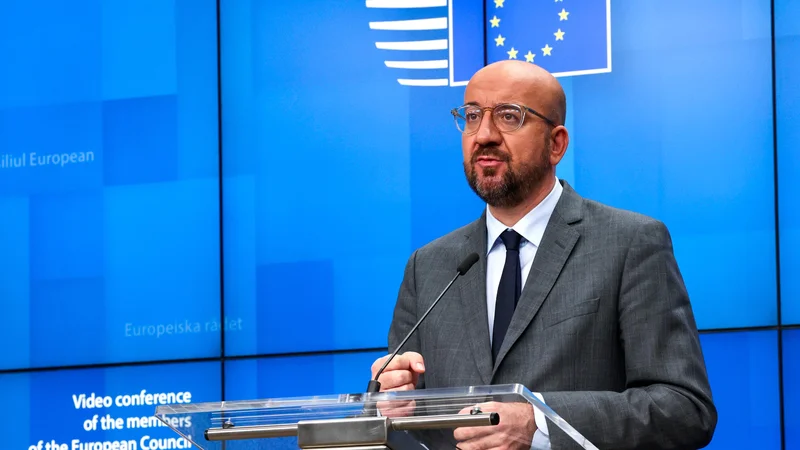 Fotografija: Charles Michel na tiskovni konferenci po virtualnem zasedanju z voditelji članic EU. FOTO: Olivier Matthys/AFP