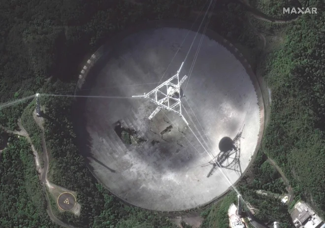 Satelitski posnetek poškodovanega teleskopa. FOTO: Satellite image 2020 Maxar Technologies/AFP