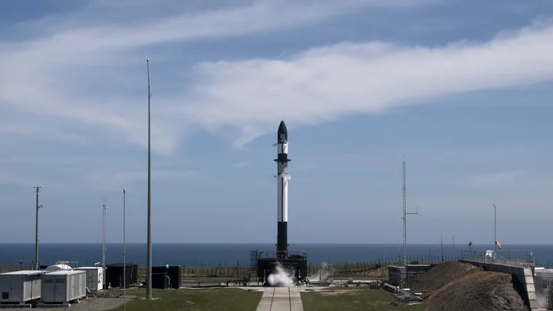 Fotografija: Electron je 17 metrov visoka raketa. FOTO: Rocket Lab