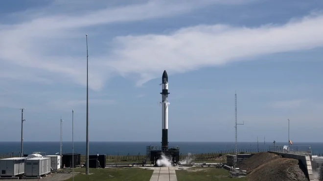 Electron je 17 metrov visoka raketa. FOTO: Rocket Lab