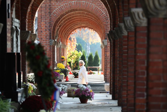 Mariborčani umrle zaradi covida vozijo v hrambo na pokopališče Dobrava (fotografija je simbolna). FOTO: Tadej Regent/Delo