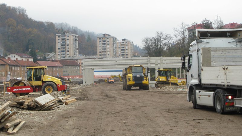 Fotografija: Na mestu nekdanje Strojne tovarne v Trbovljah Velenjčani gradijo nakupovalno središče. FOTO: Polona Malovrh