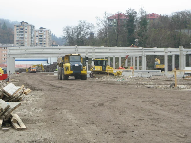 Če ne bo hude zime in hujših posledic covida, bo nakupovalno središče v Trbovljah nared do aprila. FOTO: Polona Malovrh