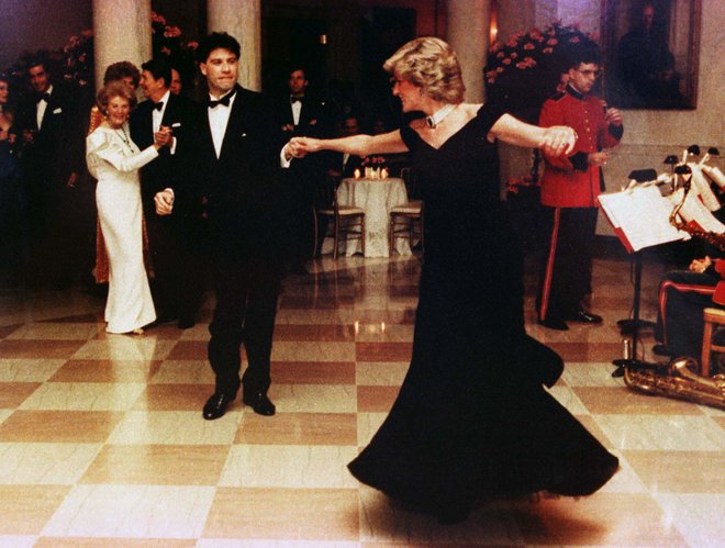 Na plesu s hollywoodskim igralcem Johnom Travolto v Beli hiši 9. novembra 1985. FOTO: Reuters