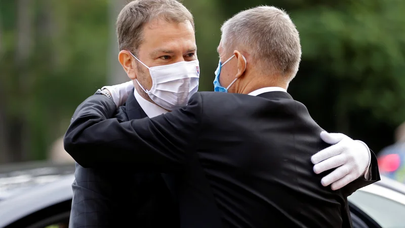 Fotografija: Slovaški premier Igor Matovič in njegov češki kolega Andrej Babiš med julijskim zasedanjem višegrajske četverice v Lednicah na Češkem. Foto: David W Cerny/Reuters