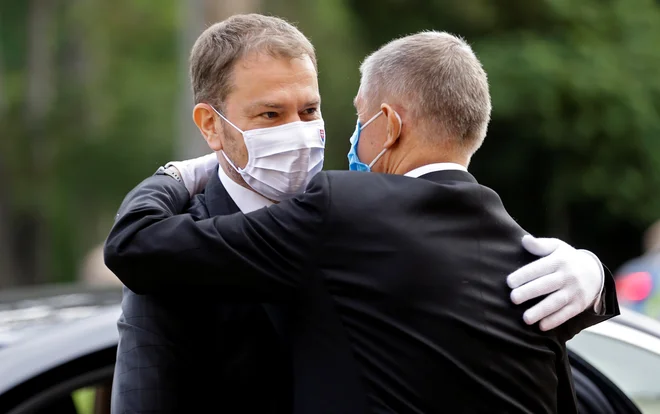 Slovaški premier Igor Matovič in njegov češki kolega Andrej Babiš med julijskim zasedanjem višegrajske četverice v Lednicah na Češkem. Foto: David W Cerny/Reuters