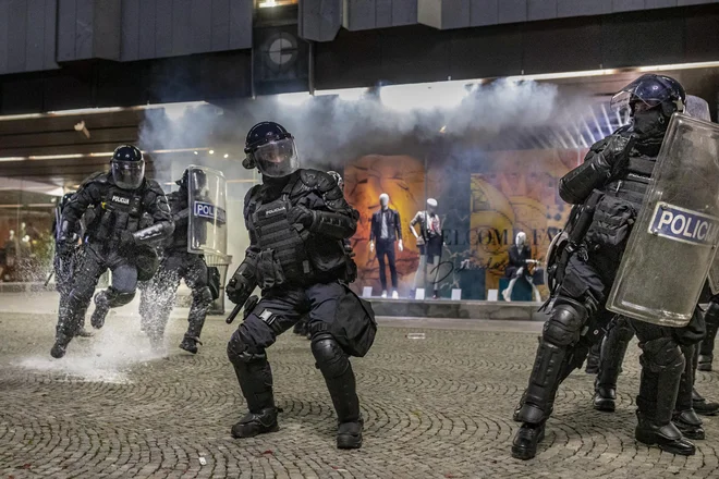 5. november 2020. Četrtkovi protesti v Ljubljani so se končali s spopadom različnih maskiranih skupin in policijo. FOTO: Voranc Vogel/Delo