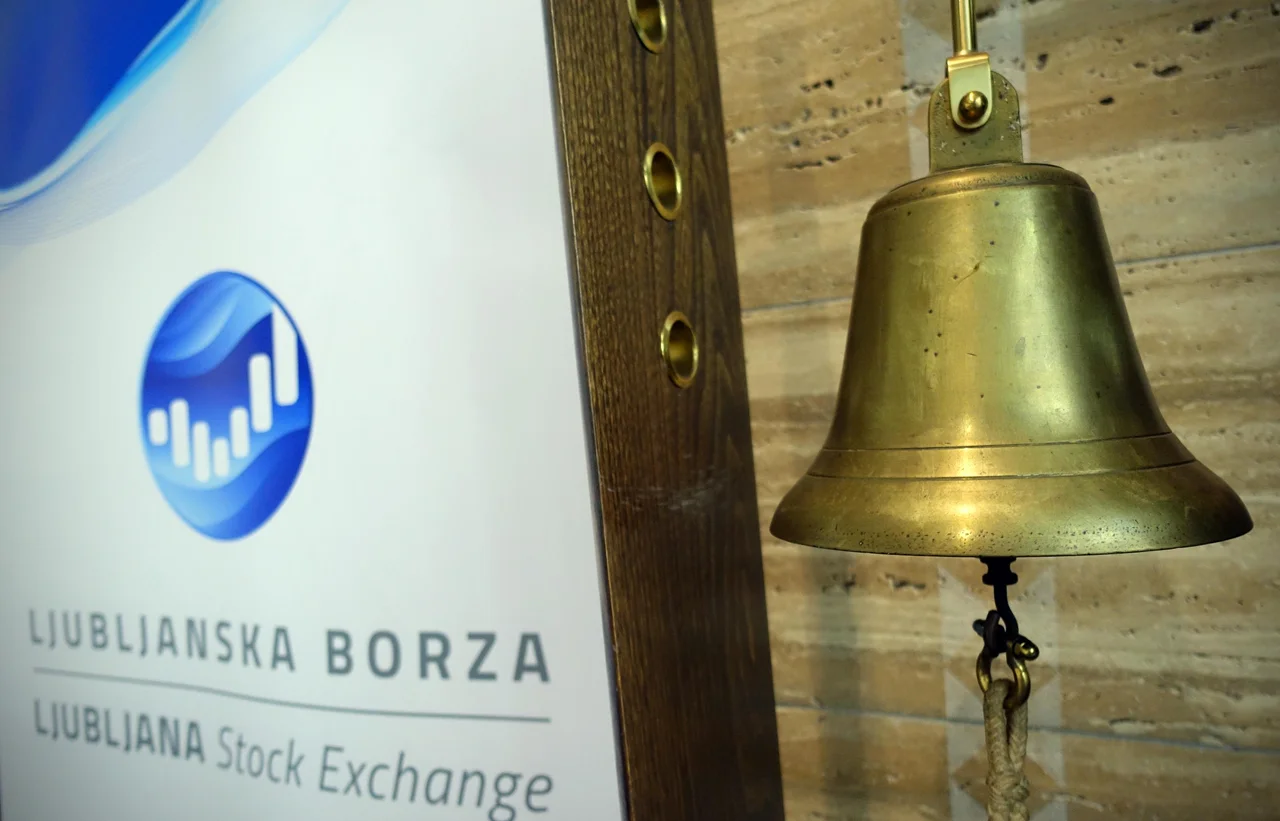 Fotografija: Vlagatelji so se zdaj tudi že sprijaznili, da letos ne bodo dobili dividend finančnih družb, čeprav so se te za zdaj izkazale za stabilnejši, zaradi koronavirusa manj prizadet del borznih družb. Foto Jože Suhadolnik