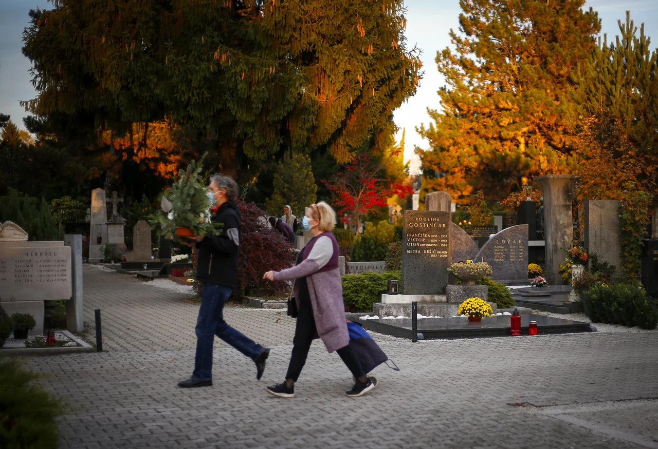 Fotografija: V Ljubljani letos pet odstotkov pogrebov in upepelitev več kot lani v istem času. Foto: Matej Družnik/Delo