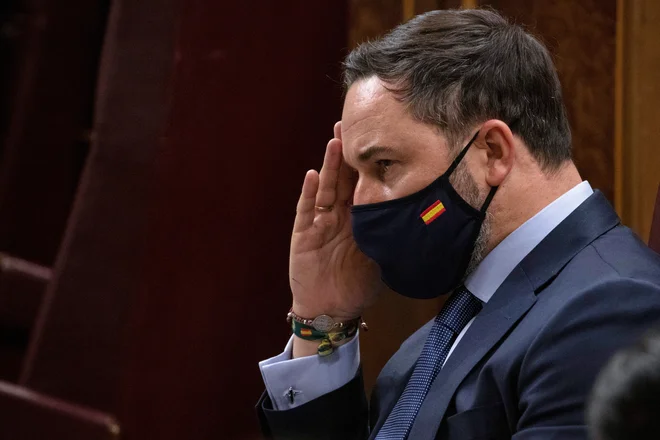 Vodja španske skrajno desne stranke Vox Santiago Abascal je, da bi spodnesel oblast, ponavljal, da je covid-19 &raquo;kitajski virus&laquo;, in primerjal EU s Sovjetsko zvezo. FOTO: Pablo Blazquez Dominguez/Reuters