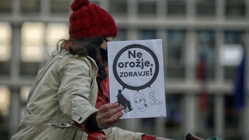 Fotografija: Kolesarska protestna akcija 780 krogov za 780 milijonov na Trgu republike. FOTO: Blaž Samec/Delo