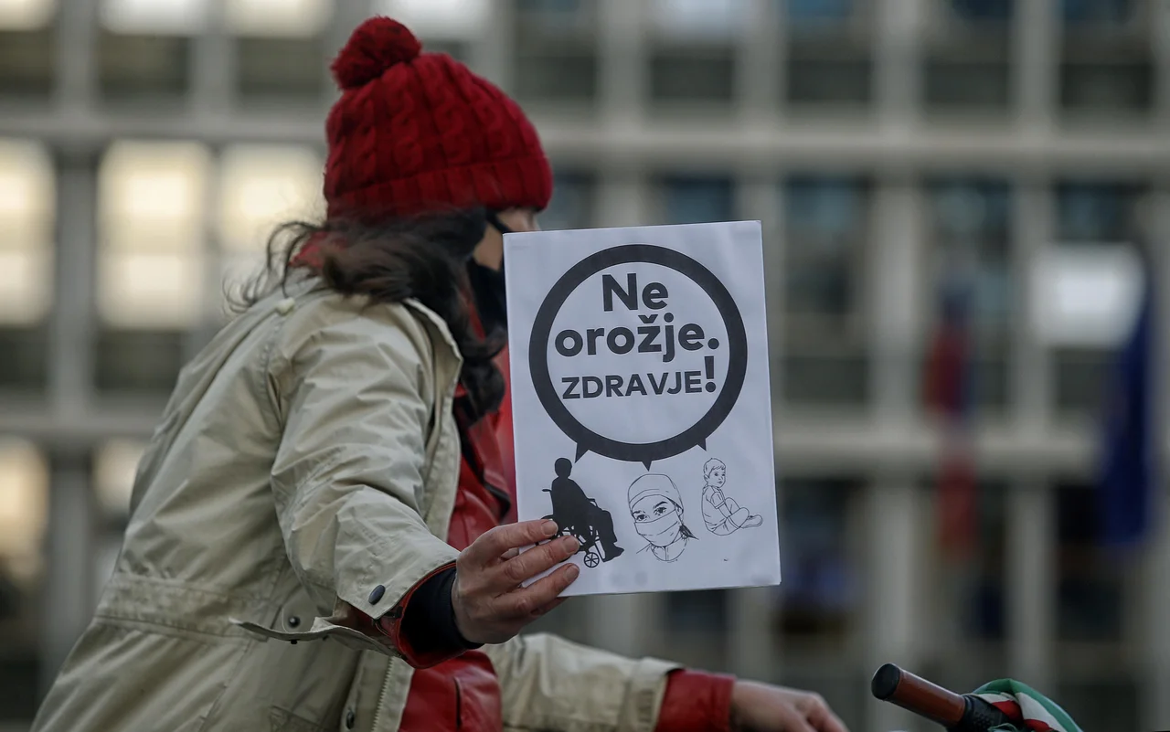 Fotografija: Kolesarska protestna akcija 780 krogov za 780 milijonov na Trgu republike. FOTO: Blaž Samec/Delo