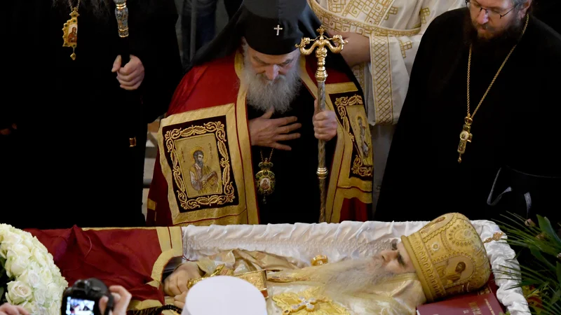 Fotografija: Patriarhu Irineju so okužbo z novim koronavirusom potrdili le nekaj dni po pogrebu črnogorskega metropolita Amfilohija, ki je prav tako umrl za covidom-19. Obred je vodil sam. FOTO: Savo Prelevic/AFP