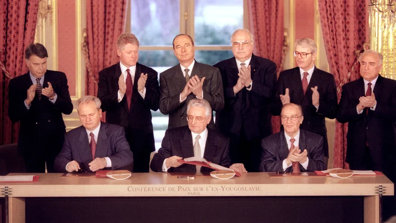 Fotografija: Slobodan Milošević, Franjo Tuđman in Alija Izetbegović so daytonski mirovni sporazum podpisali 14. decembra 1995.
Foto Charles Platiau/Reuters