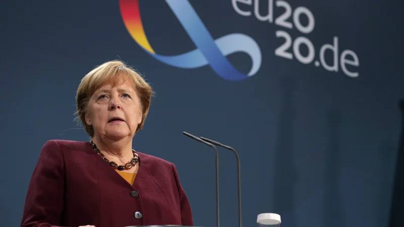 Fotografija: Nova misija Angele Merkel je končati madžarsko-poljsko blokado sprejemanja finančnega svežnja, vrednega več kot 1800 milijard evrov. FOTO: Michael Sohn/AFP