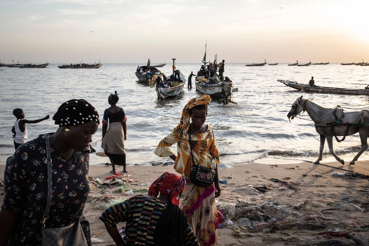 Fotografija: Mbour v Senegalu je pristaniško mestece, iz katerega se obubožani Senegalci podajajo na tvegano pot proti Kanarskim otokom in Evropi. FOTO: John Wessels/AFP