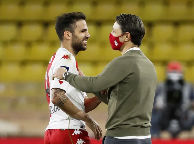 Cesc Fabregas in Monacov trener Niko Kovač. FOTO: Eric Gaillard/Reuters