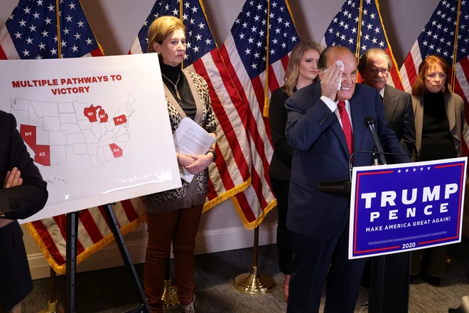 Giuliani si je obrisal znoj z obraza. FOTO: Jonathan Ernst/Reuters