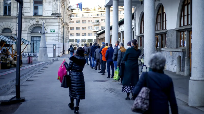 Fotografija: Vrsta za vstop v ribarnico na Ljubljanski tržnici danes. FOTO: Matej Družnik/Delo