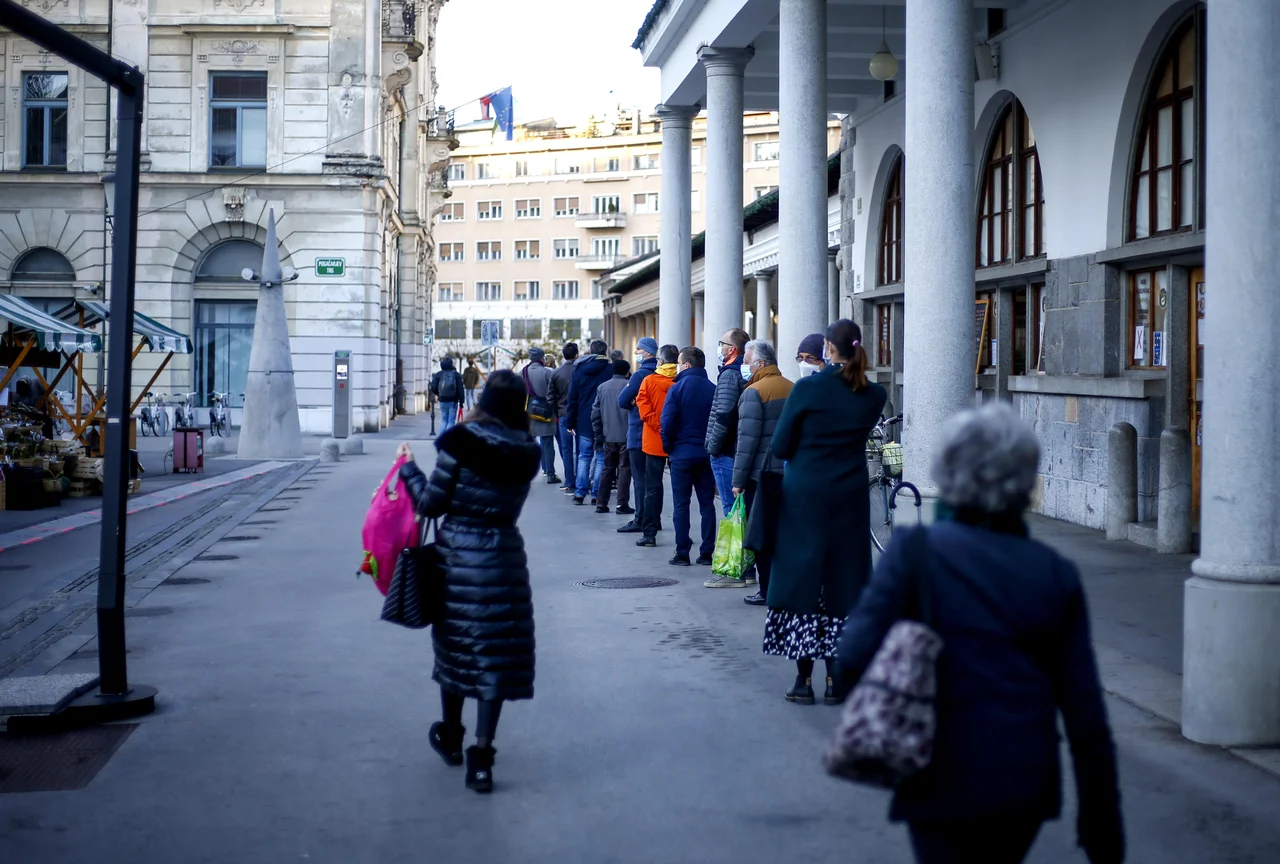 Fotografija: Vrsta za vstop v ribarnico na Ljubljanski tržnici danes. FOTO: Matej Družnik/Delo