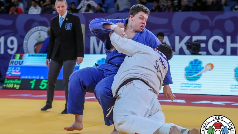Fotografija: Enej Marinič (v modrem kimonu) se je hitro poslovil od evropskega prvenstva v Pragi. FOTO: Gabriela Sabau/IJF