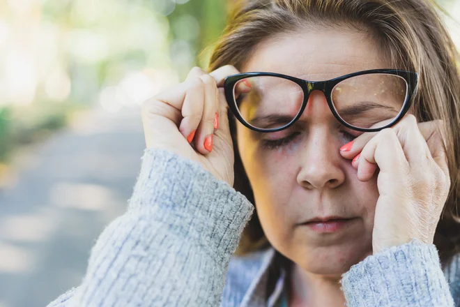 Že kar nekaj časa namreč velja, da je sindrom kronične utrujenosti resna bolezen, tako kot tudi fibromialgija, ki je kronični mišično-skeletni bolečinski sindrom. FOTO: Madrolly Getty Images