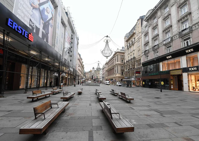 Prazno središče Dunaja. FOTO: Helmut Fohringer/AFP