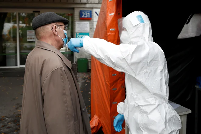 Merjenje temperature v Varšavi. FOTO: Kacper Pempel/Reuters